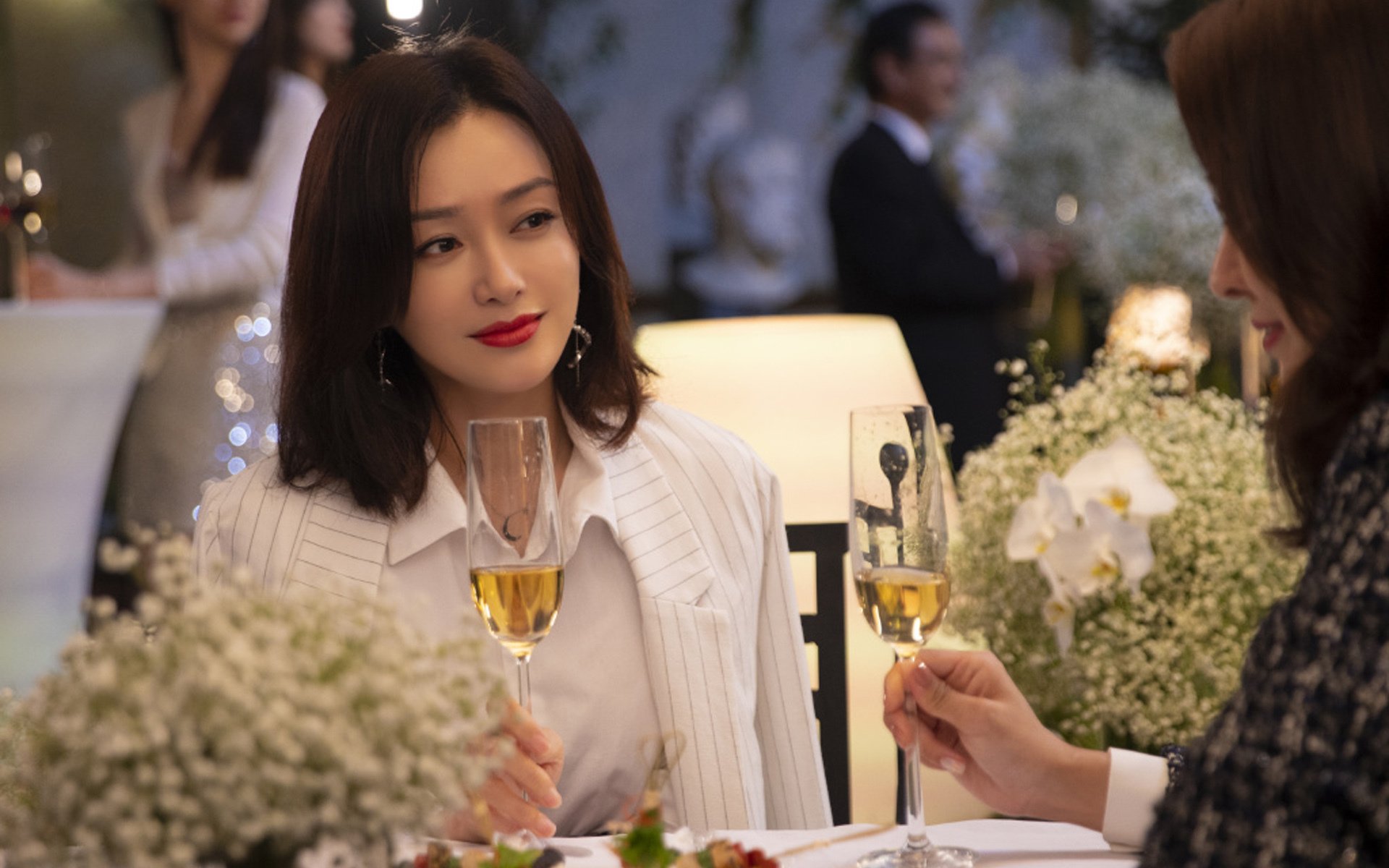 皇马以快速反击扩大优势,战术变化助球队取得连胜,皇马战术反击还是控球