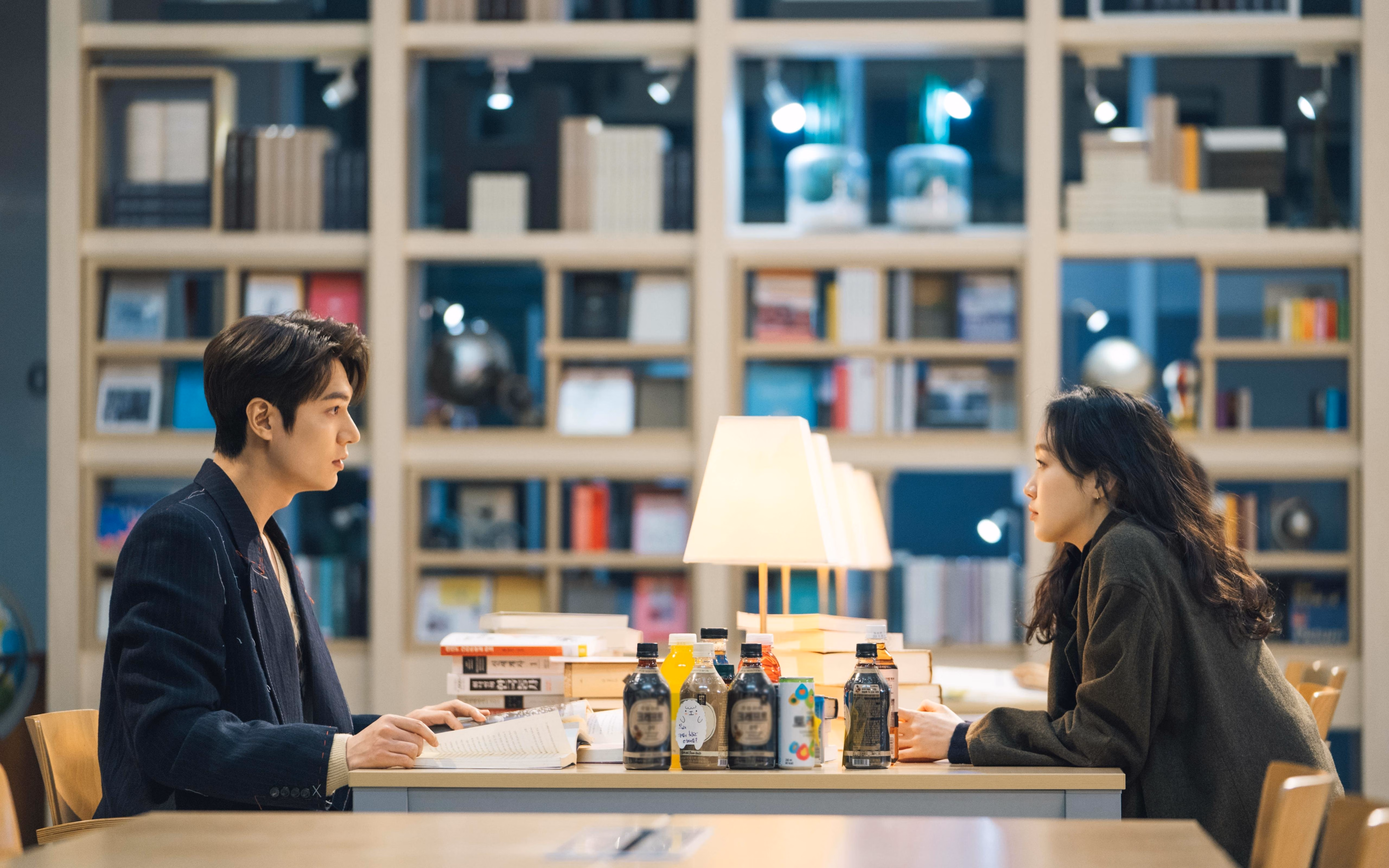 背泳选手出发入水角度精准推进效率高,早期的背泳只是仰浮在水面上